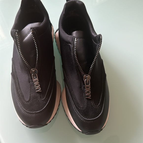 DKNY Black Sneakers Size 9 EXCELLENT Condition! - Picture 2 of 6